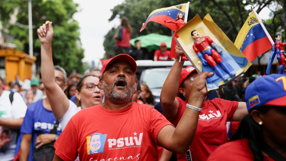 Trump hrozí, Maduro tancuje, zpívá Imagine a nechává si „dovážet“ vesničany